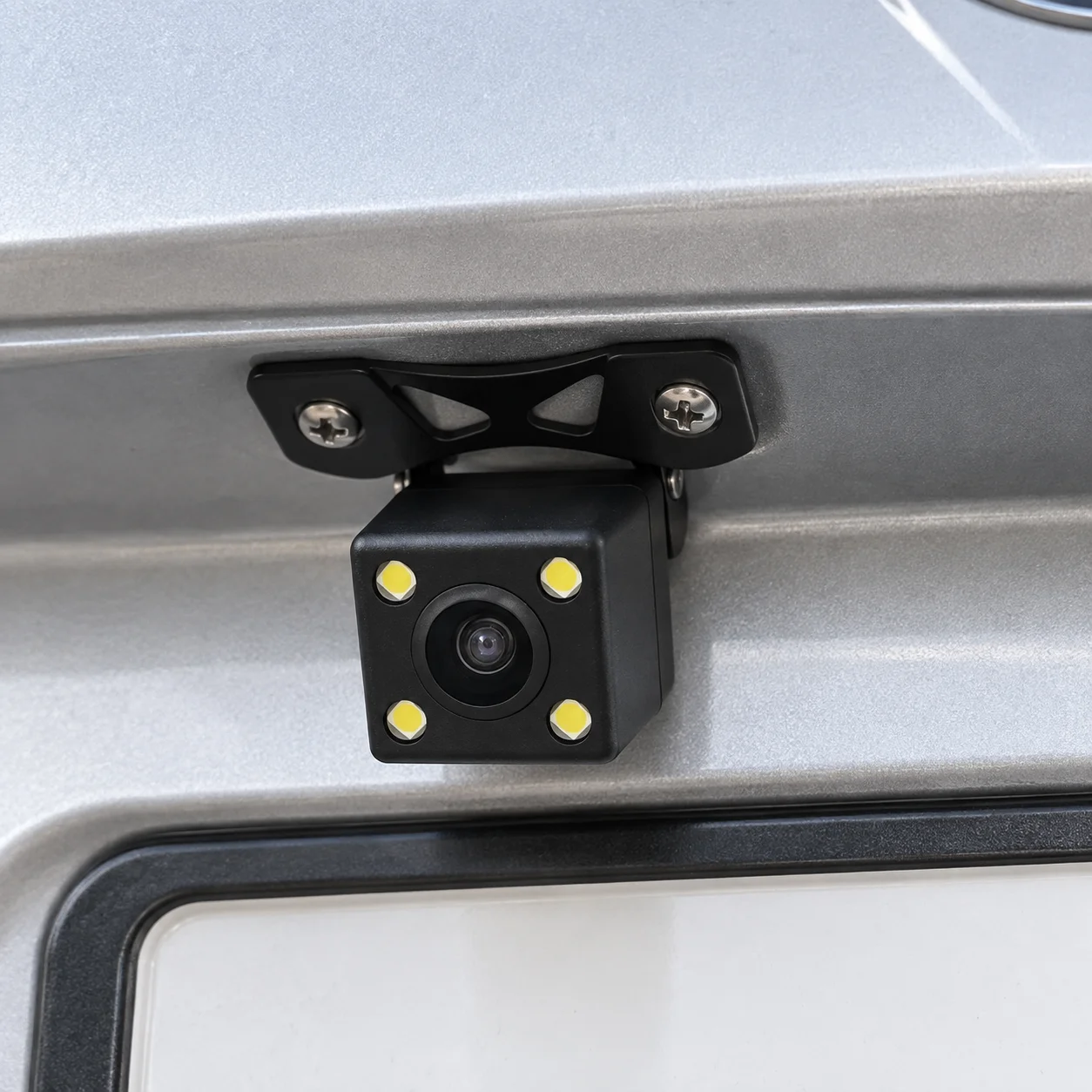 Univerzalna rikverc kamera za automobil