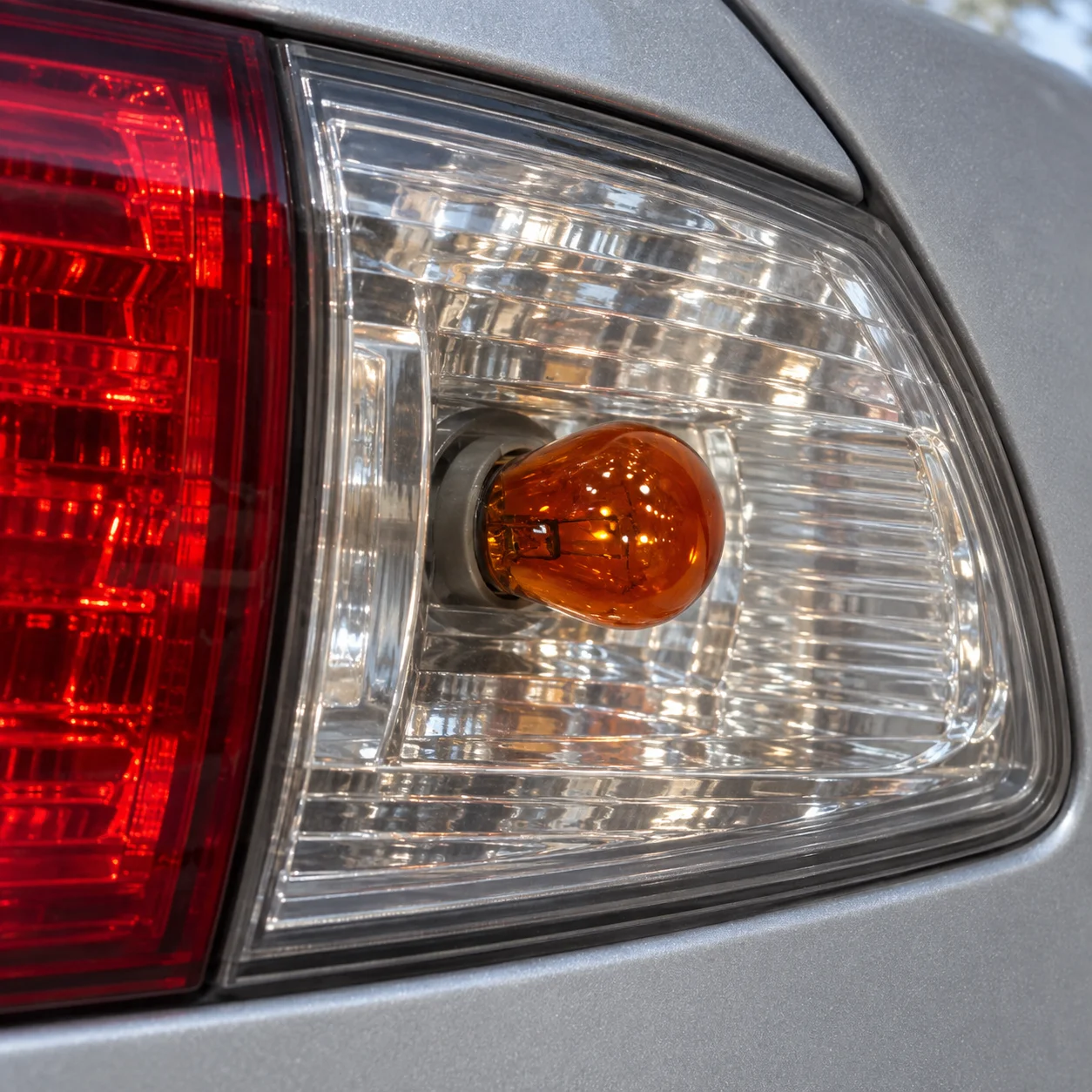 Auto-sijalica – narandžasta, sa metalnim grlom