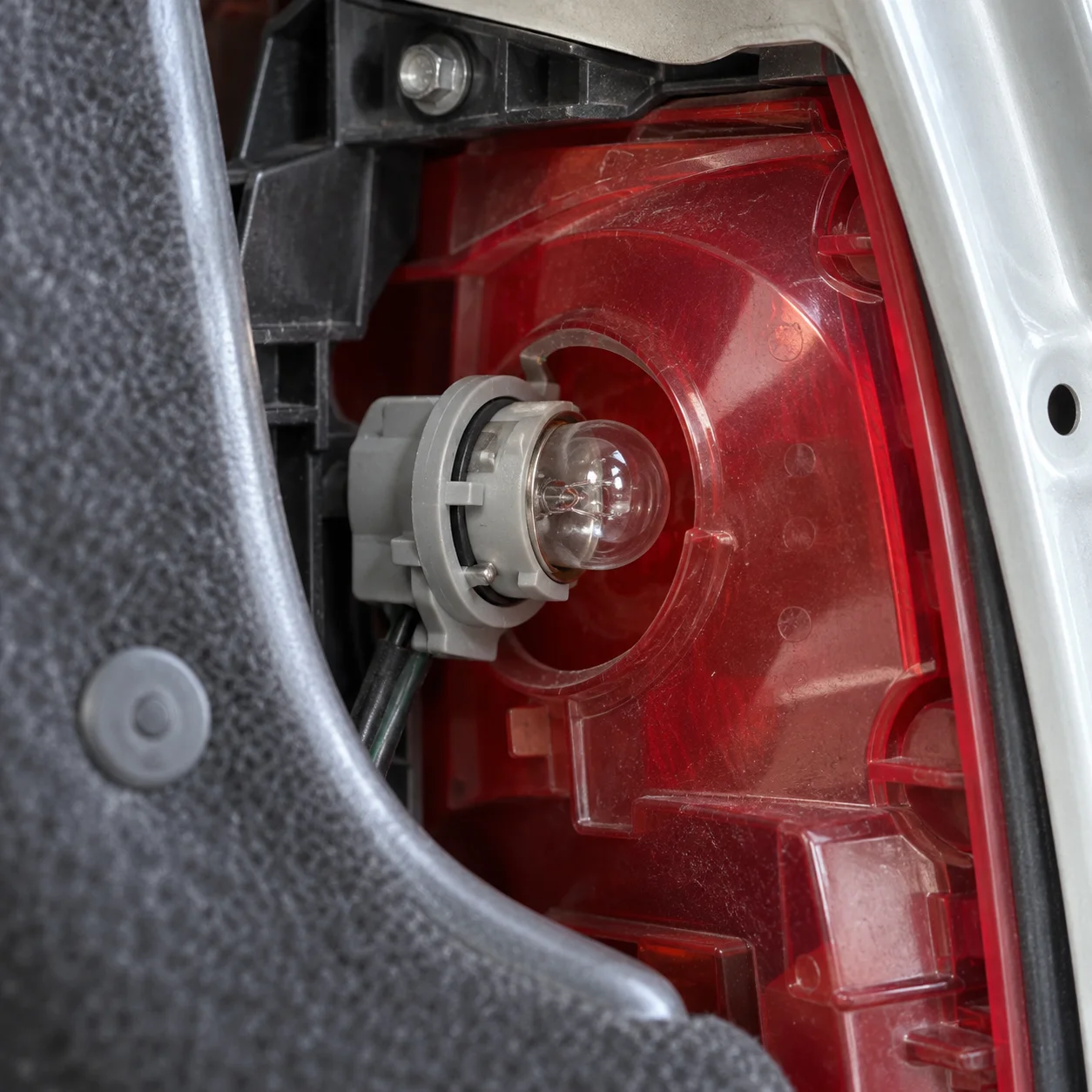 Auto-sijalica – prozirna, zaobljena, sa metalnim grlom