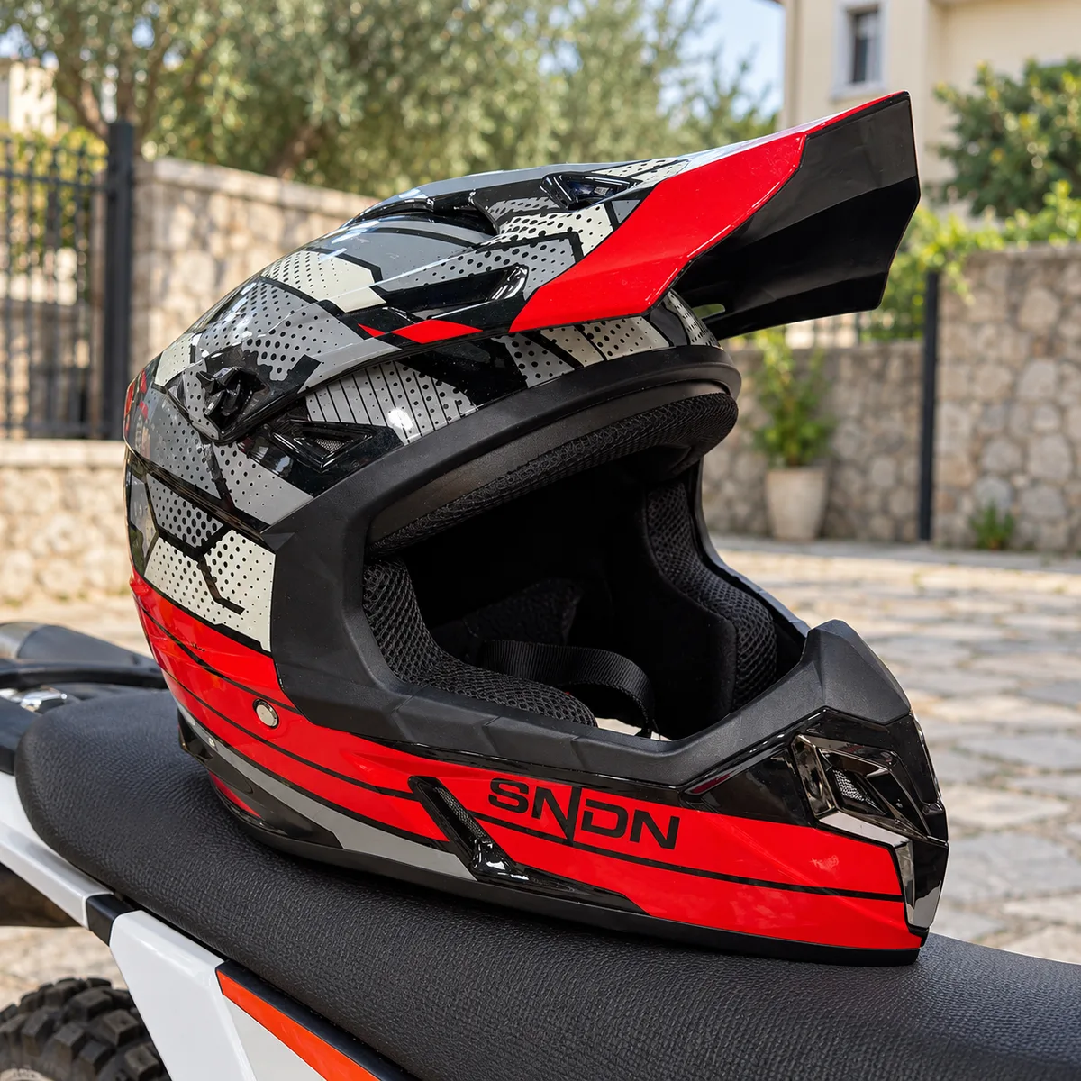 Kaciga za motokros SNDN – crveno-sivo-crna