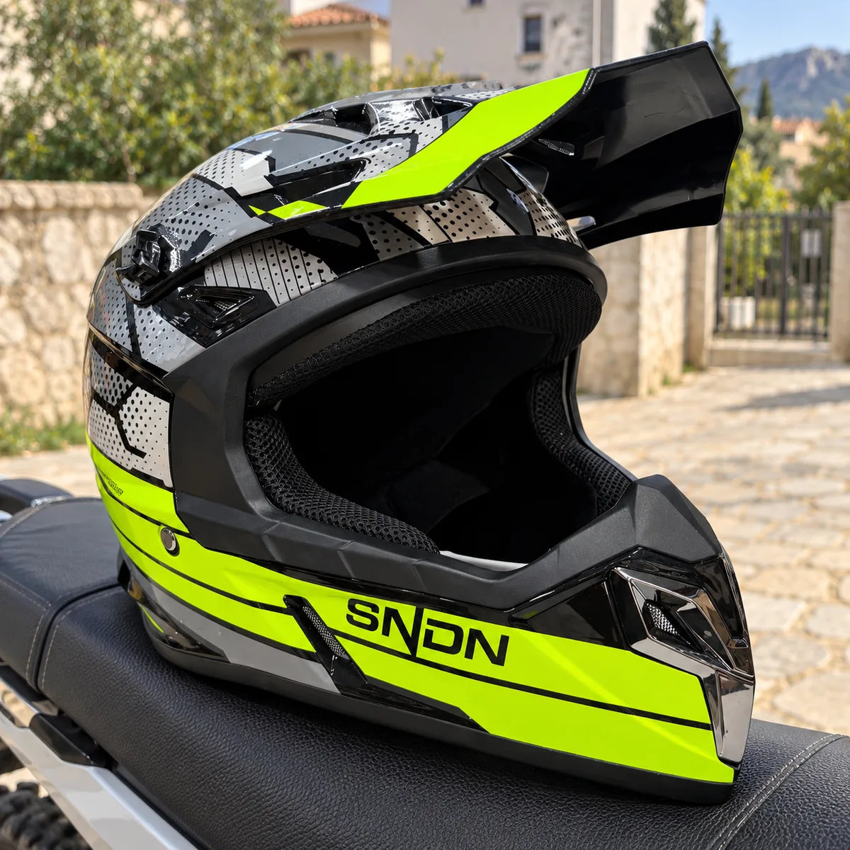 Kaciga za motokros SNDN – crveno-sivo-crna