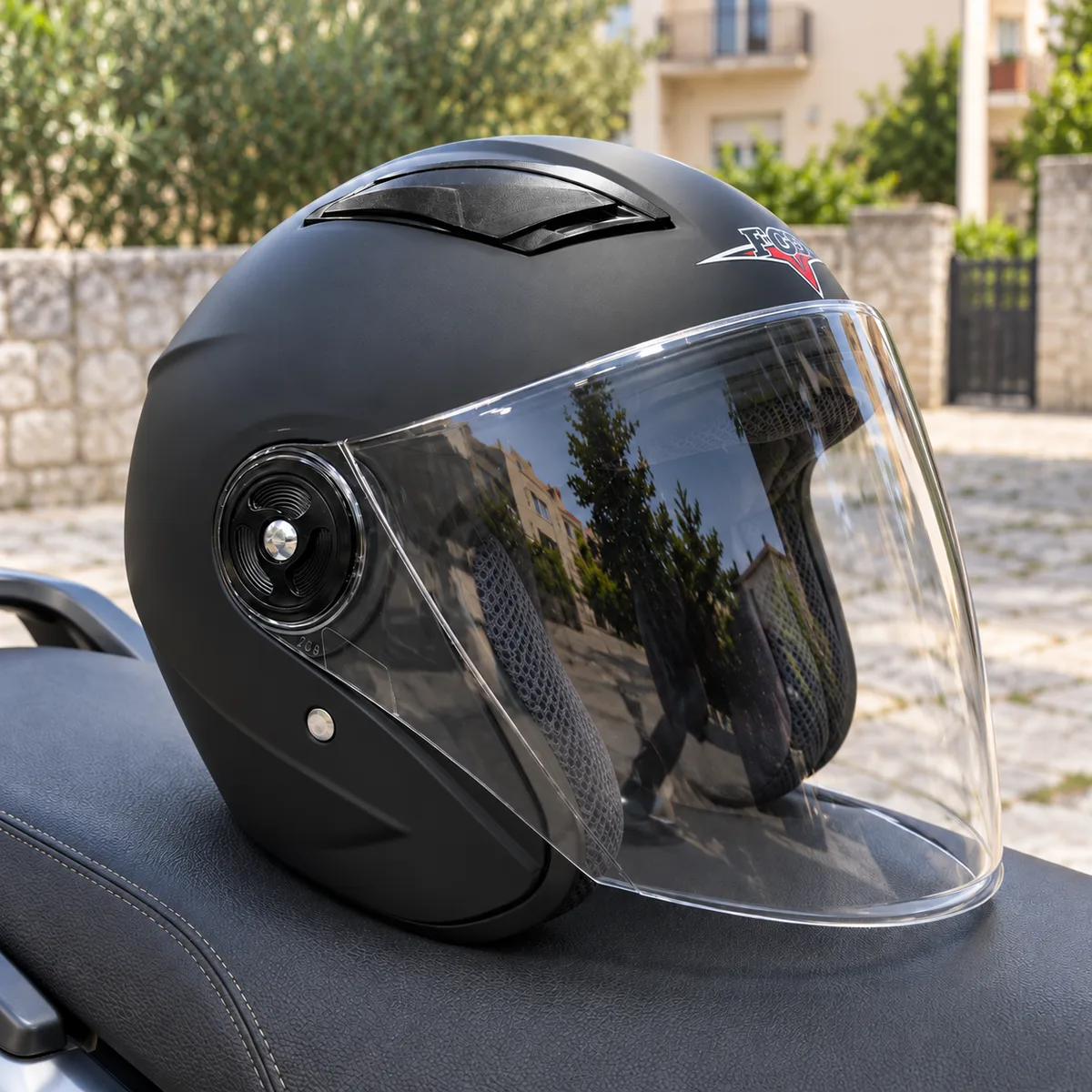 Kaciga za motor – mat crna, otvorena, dugi vizir